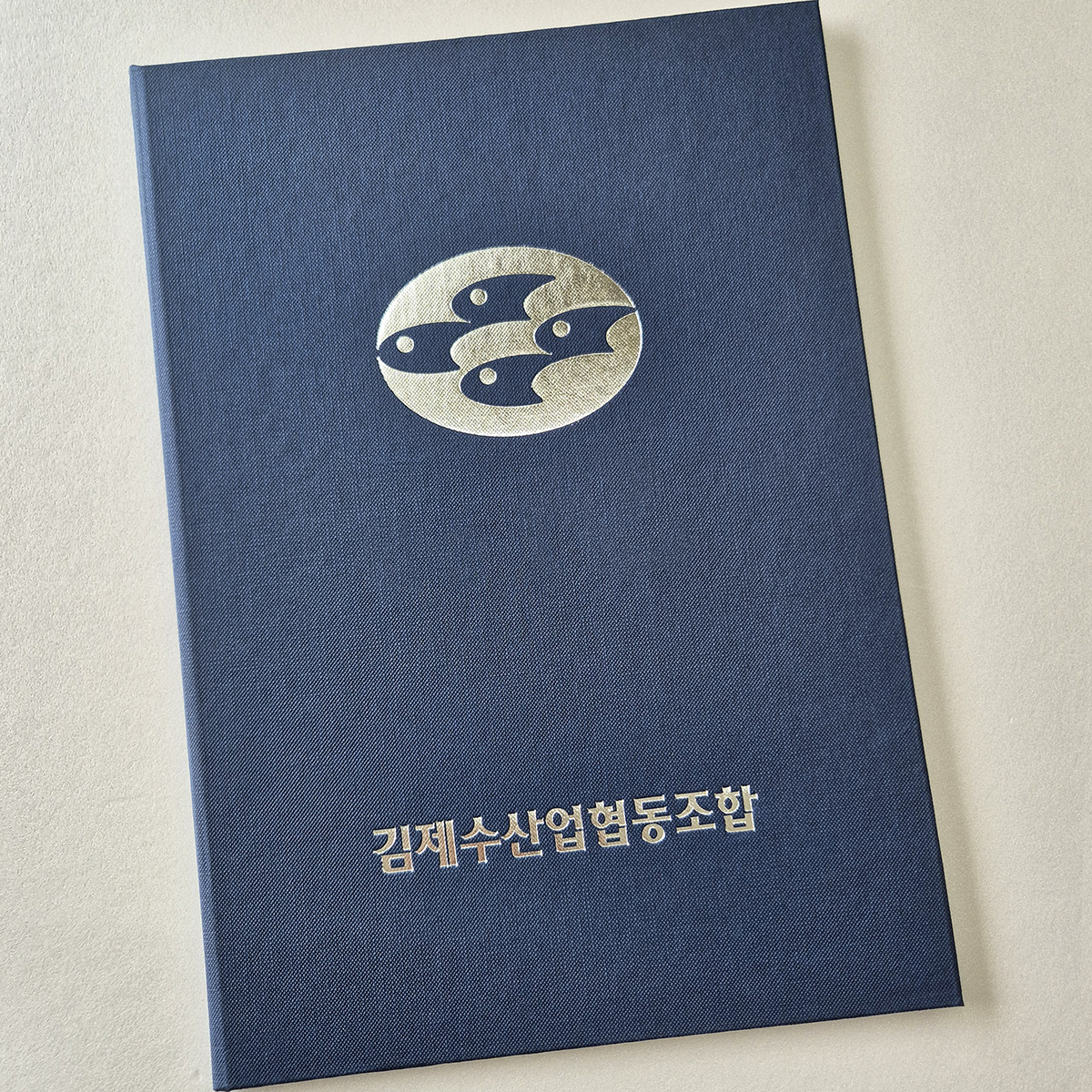 다크블루 엠보패턴 친환경 상장케이스 세로형 SC001179