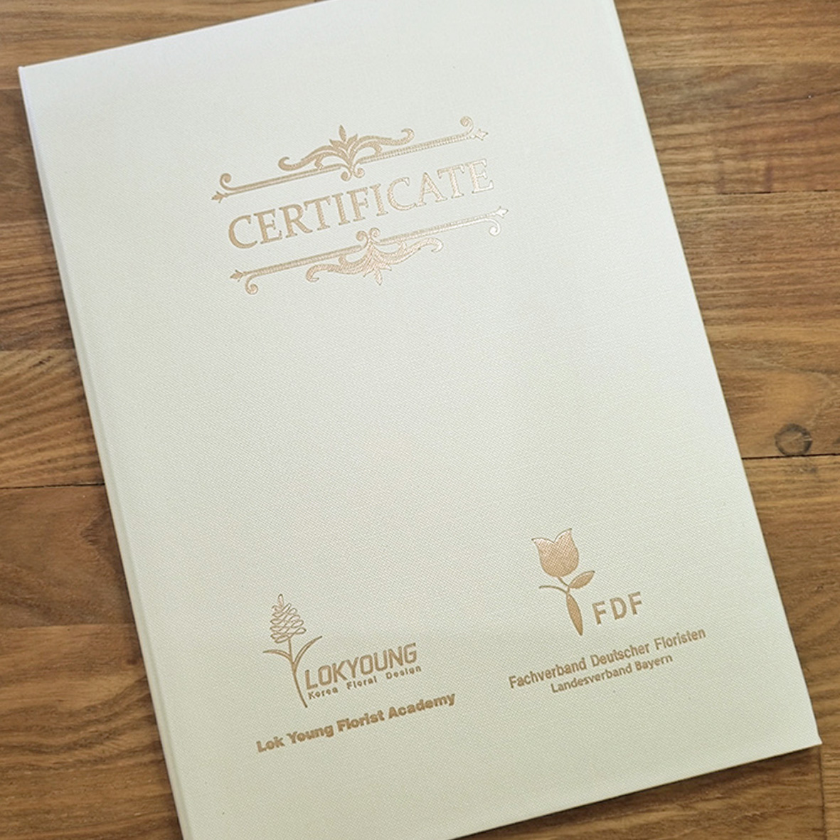 크림_엠보패턴 상장케이스 세로형 SC001350